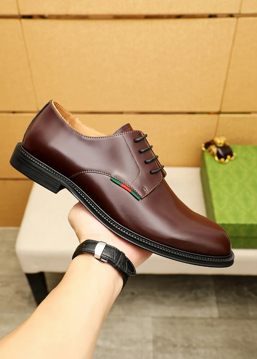 Men's shoes 💰520 💐 Product trademark: GUCCI "Gucci" business leather shoes Regular size: 38-44 (45.46🉑️customized) Product materials: Selected imported first-layer calfskin upper, imported water-dyed cowhide leather lining. Strong three-dimensional visual effect, original outsole Color: 4⃣️colors available